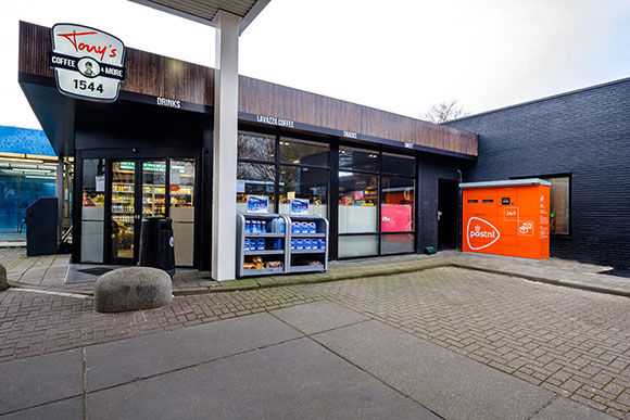 Eerste PostNL-pakketautomaat bij tankstation De Haan 2