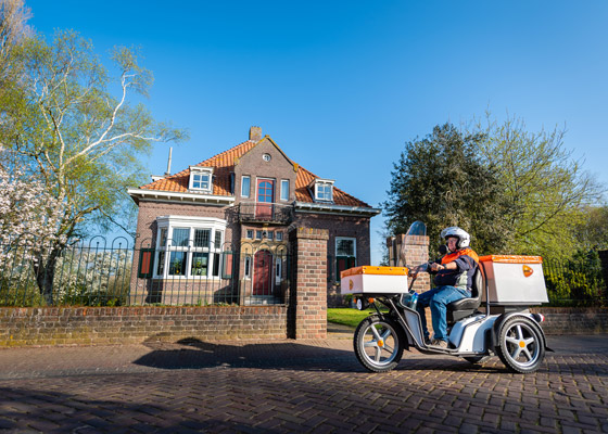 PostNL vervangt benzinescooters door elektrische scooters | PostNL