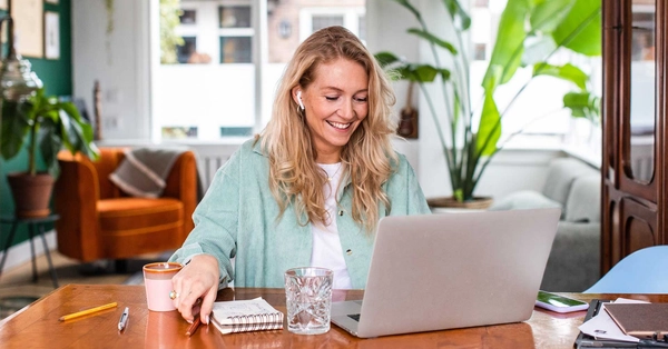 Een webshopondernemer bereid marketingcampagne voor achter haar laptop