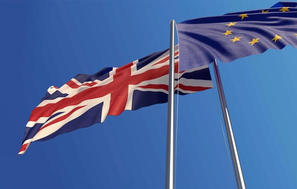 Vlag van de Europese Unie naast de vlag van het Verenigd Koninkrijk