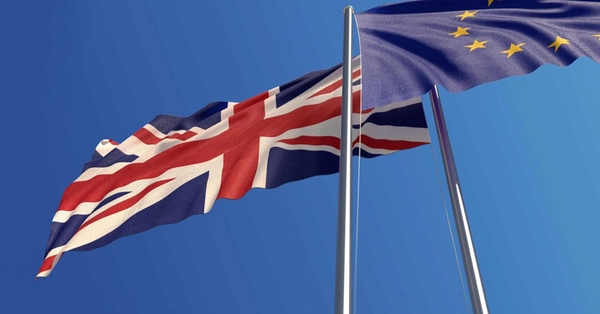 Vlag van de Europese Unie naast de vlag van het Verenigd Koninkrijk
