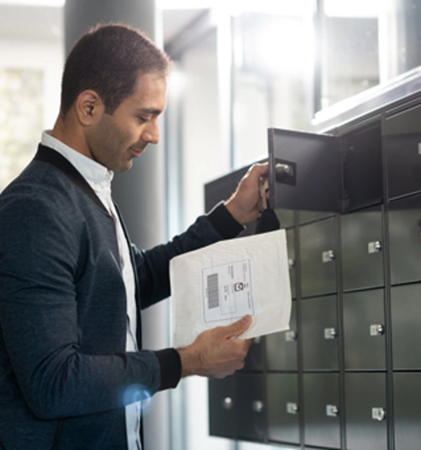 Zakenman haalt post uit z'n postbus