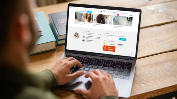 Klant gebruikt een laptop om via de PostNL-website een kaart of uitnodiging te versturen.