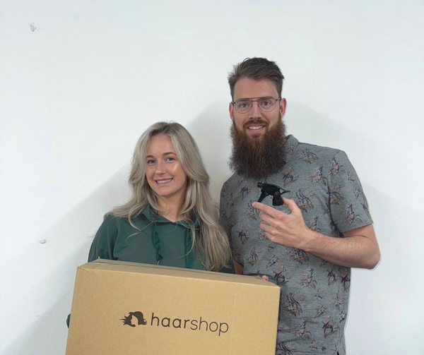 Janko en Melanie van Haarshop.nl poseren met een Haarshop-pakket
