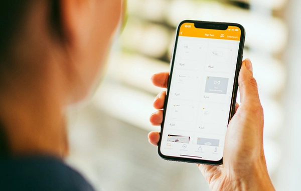 Persoon bekijkt 'Mijn Post' tab in de PostNL app op een smartphone