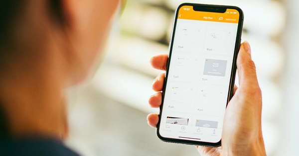 Persoon bekijkt 'Mijn Post' tab in de PostNL app op een smartphone