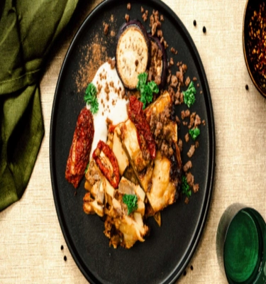 Een zwart bord met eten