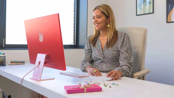 Webshopeigenaar Monica van Notbranded kijkt tevreden naar een computerscherm