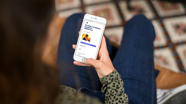 consument bekijkt de postnl track en trace pagina op een smartphone