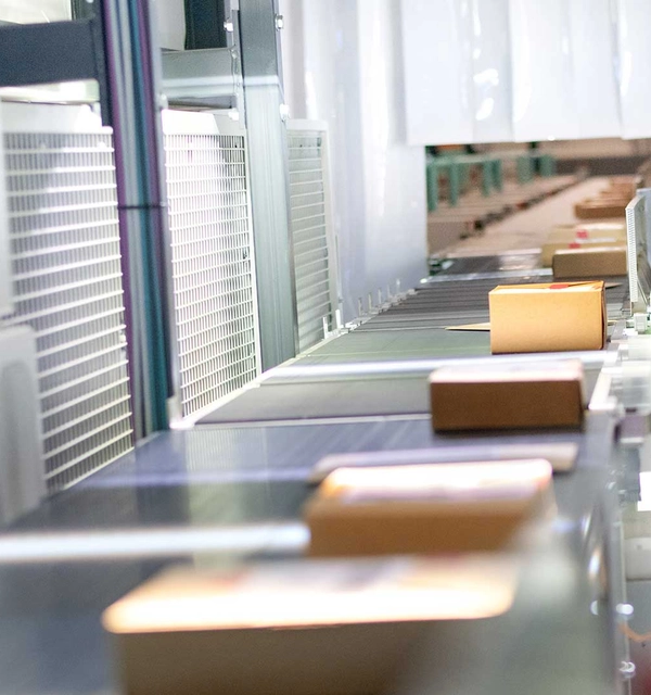 Pakketten rollen over een band in een sorteercentrum