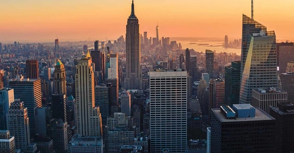 New york skyline met zonsondergang
