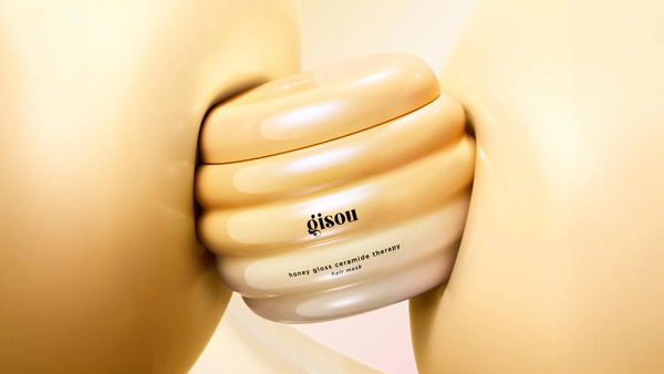 Haarmasker van het merk Gisou in een luxe zachtgeel potje