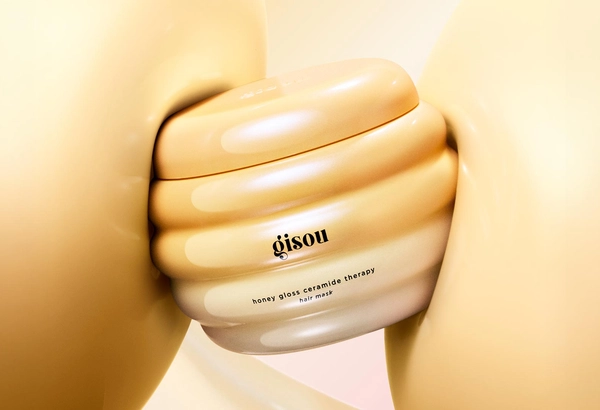 Haarmasker van het merk Gisou in een luxe zachtgeel potje
