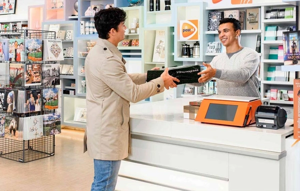 Klant levert een pakket af bij een PostNL pakketpunt