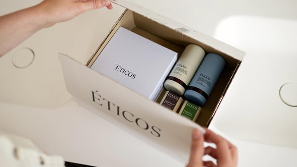 Zakelijke klant pakt een doosje in met deodorant van het merk Éticos