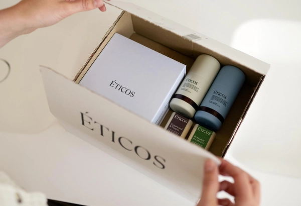 Zakelijke klant pakt een doosje in met deodorant van het merk Éticos