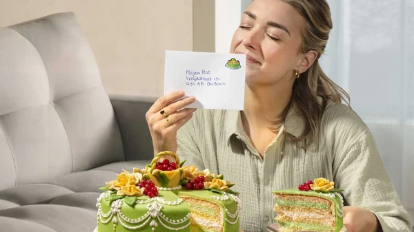 Vrouw ruikt aan postzegel met vanillegeur