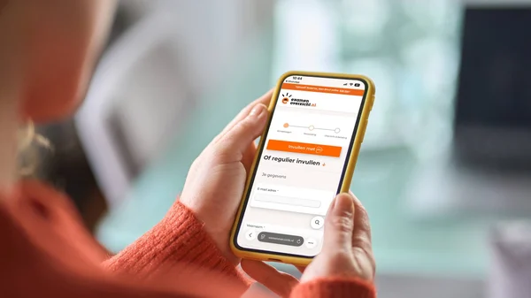 Klant bekijken examenpost.nl op een smartphone