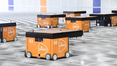 Robotwagens in een gerobotiseerd sorteercentrum