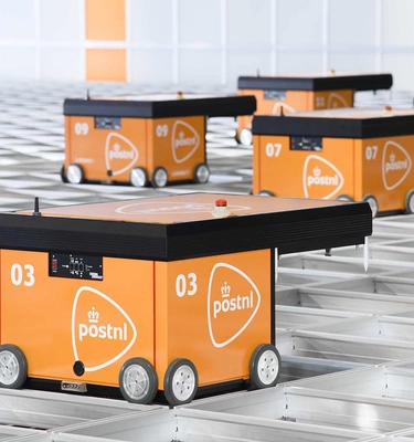 Robotwagens in een gerobotiseerd sorteercentrum